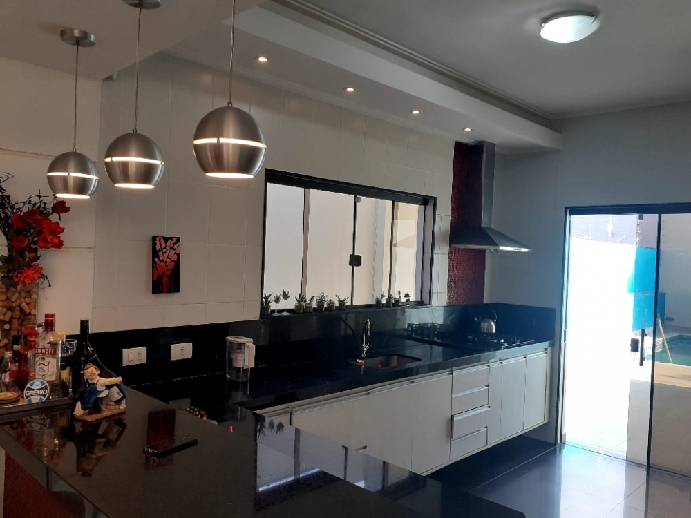 VENDO CASA COMPISCINA NO CENTR
